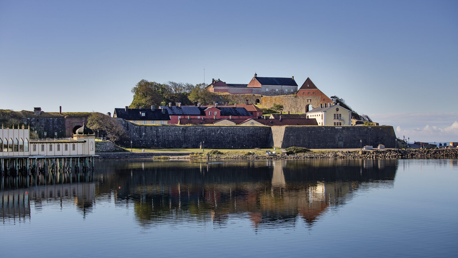 Varbergs fästning från hamnen.