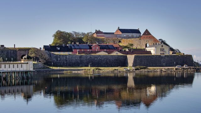 Varbergs fästning från hamnen.