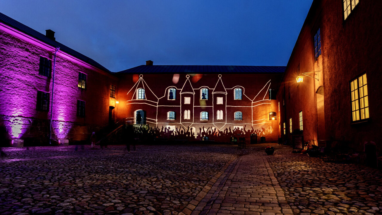 Invigning av Rys och mys 2023, årets tema "den förtrollade staden". Film och ljusprojektoner på Varbergs fästning.